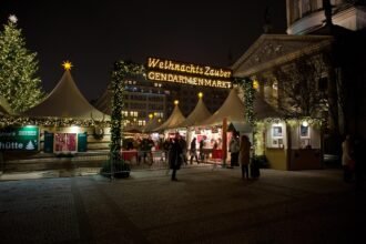 Weihnachtsmarkt WeihnachtsZauber am Gendarmenmarkt in Berlin am Abend