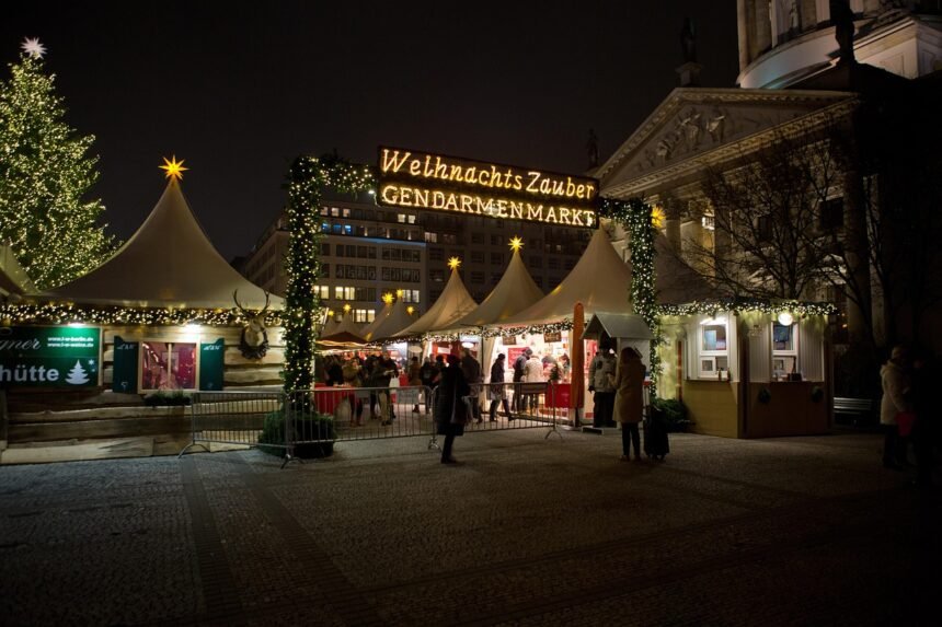 Weihnachtsmarkt WeihnachtsZauber am Gendarmenmarkt in Berlin am Abend
